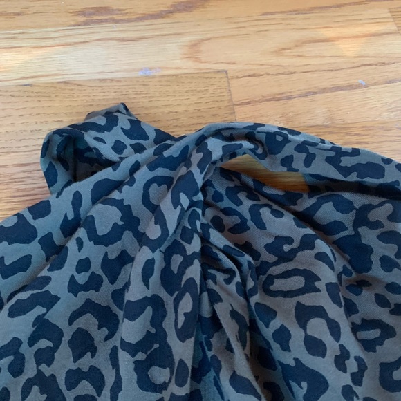 Leopard print crop top criss cross with open back - Picture 3 of 6